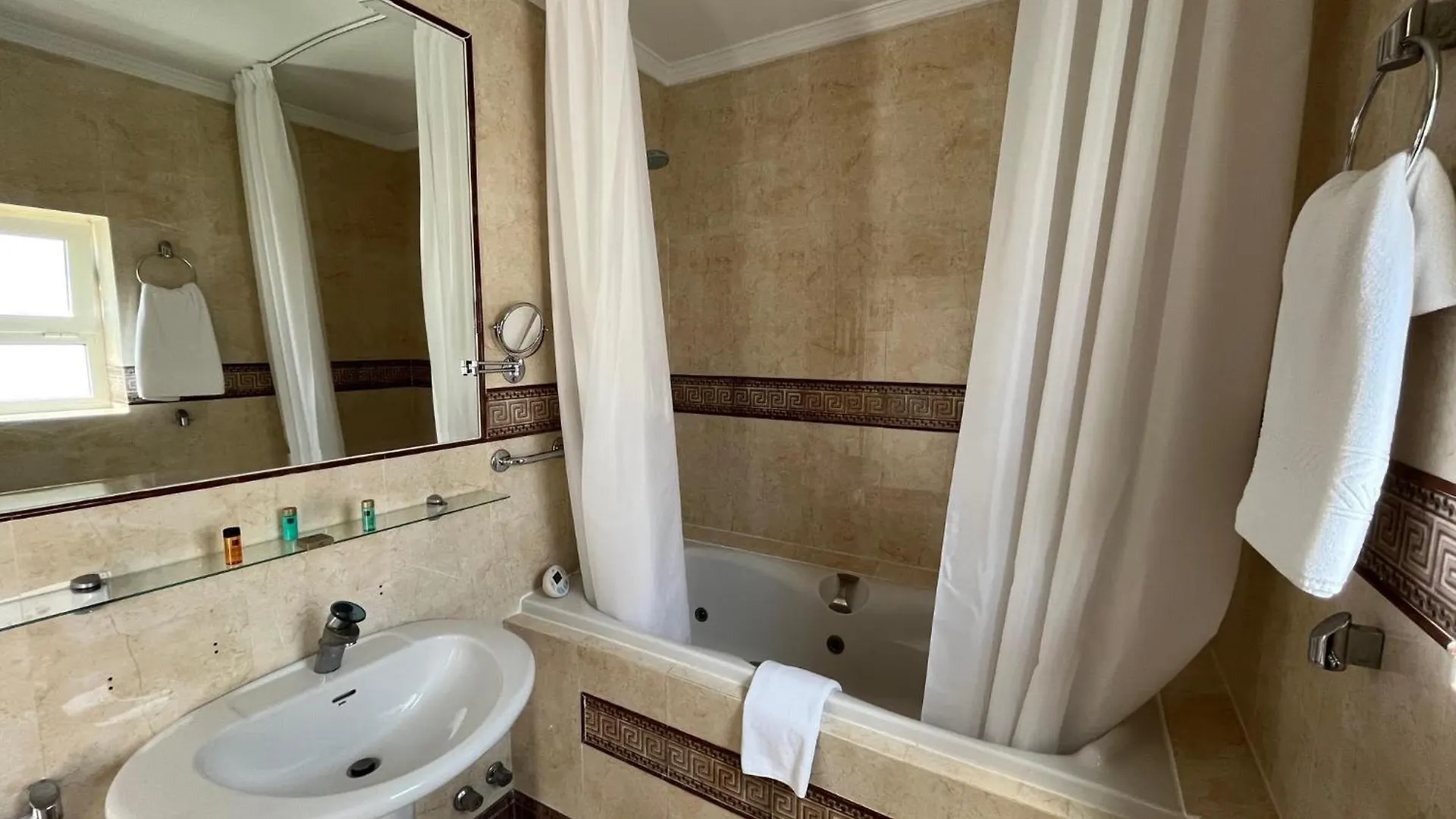 **  Hotel Paraíso Del Mar Nerja Spanje